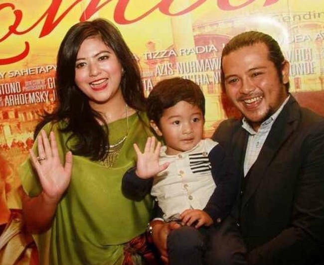 Meskipun kini rumah tangganya sedang bermasalah, Puteri Indonesia 2009 Qory Sandioriva pernah jatuh hati dengan aktor Ramon Y. Tungka. Keduanya menikah secara diam-diam pada 2012 dan dikaruniai seorang putri. Pada 16 Maret 2018, dilaporkan Qory melayangkan gugatan cerai. Foto: Dok. Instagram