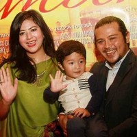 Meskipun kini rumah tangganya sedang bermasalah, Puteri Indonesia 2009 Qory Sandioriva pernah jatuh hati dengan aktor Ramon Y. Tungka. Keduanya menikah secara diam-diam pada 2012 dan dikaruniai seorang putri. Pada 16 Maret 2018, dilaporkan Qory melayangkan gugatan cerai. Foto: Dok. Instagram