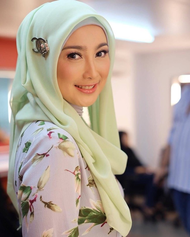 KPU merilis sementara verifikasi administrasi pendaftaran bacaleg DPR untuk Pemilu 2019. Sejumlah nama artis berhijab turut serta. Beberapa nama tersebut di antaranya Desy Ratnasari, Anisa Trihapsari, Arzeti Bilbina, Angel Lelga, Sundari Sukoco, dan Raslina Rosidi. (Foto: Instagram)