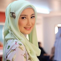 KPU merilis sementara verifikasi administrasi pendaftaran bacaleg DPR untuk Pemilu 2019. Sejumlah nama artis berhijab turut serta. Beberapa nama tersebut di antaranya Desy Ratnasari, Anisa Trihapsari, Arzeti Bilbina, Angel Lelga, Sundari Sukoco, dan Raslina Rosidi. (Foto: Instagram)