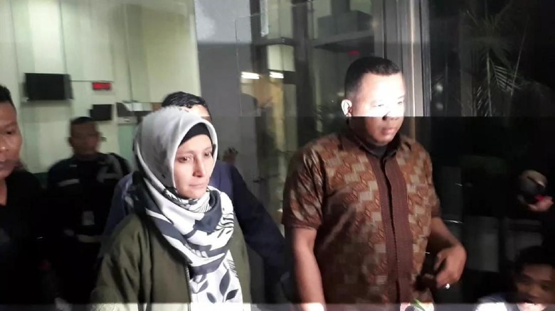 Inneke Koesherawati Diamankan KPK Tengah Malam Inneke Koesherawati Diamankan KPK Tengah Malam