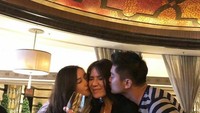 Merayakan ulang tahun sang mama. Boy dan saudaranya pun menikmati minuman bersama. Foto: Instagram @boywilliam17