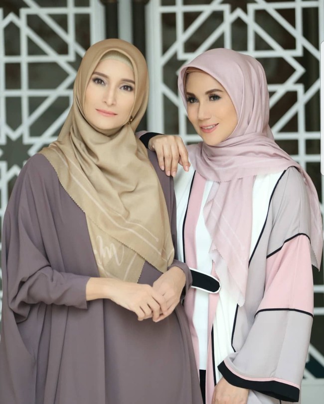 Cantiknya kedua sahabat ini dalam balutan gamis berwarna pastel. (Foto: Instagram/@inekekoesherawati)