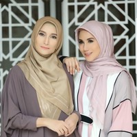 Cantiknya kedua sahabat ini dalam balutan gamis berwarna pastel. (Foto: Instagram/@inekekoesherawati)