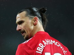 Selepas Roooney, jersey nomor 10 Manchester United dipakai oleh Zlatan Ibrahimovic. Ia memakai jersey nomor 9 pada musim pertama di MU (2016/2017), sebelum diserahi nomor 10 untuk musim 2017/2018 ketika harus banyak bergelut dengan cedera. (Foto: Alex Livesey/Getty Images)