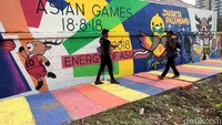 Warga melintas di kampung tematik asian games Kelurahan Serdang, Kemayoran, Sabtu (21/7/2018). 