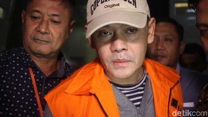 Fahmi Darmawansyah untuk kali kedua ditahan KPK. Fahmi tertangkap dalam operasi tangkap tangan terkait jual beli fasilitas di Lapas Sukamiskin.
