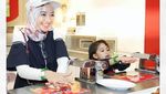 Poppy Bunga Selalu Pamer Kemesraan dengan Keluarga Saat Kulineran
