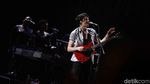 Aksi Romantis James Bay Berbatik di We The Fest 2018
