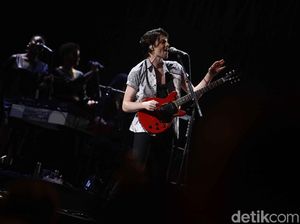 Pakai Batik di We The Fest, James Bay Penuh Pesona