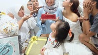 Lewat instagramnya, Poppy sering membagikan foto hobinya yakni kulineran. Momen ini diambil saat Poppy merayakan ulang tahun. Red velvet cake jadi pemanis pesta ini. Foto: Instagram @poppybungariphat