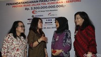 Executive Vice President Group Corporate Finance BCA Susiana Santoso, Presiden Direktur PT Marga Trans Nusantara (MTN) Truly Nawangsari, Executive Vice President Group Corporate Banking BCA Yuli Melati Suryaningrum dan Kepala Kantor Cabang Korporasi BCA Dhejani Surjadi berbincang saat acara penandatanganan Fasilitas kredit sindikasi Tol Kunciran - Serpong di Jakarta, Jumat (20/7/2018). 