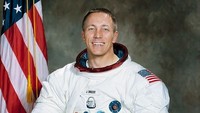 Salah satu dari 24 astronot yang pernah terbang ke bulan ini terpaksa harus mengakhiri hidupnya karena penyakit kanker tulang pada tahun 1982. Foto: instagram/bradyheywoodpod