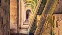 Lorong bangunan ini masih tampak kokoh. Foto: Dok. Istimewa/Boredpanda/Instagram @matthias_haker