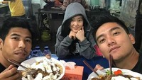 Bersama dengan para sahabat, Boy pun memutuskan untuk menjelajah daerah Sabang, Jakarta Pusat. Salah satu makanan yang ia cicip ada kupat tahu. Foto: Instagram @boywilliam17