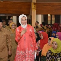 Selain Desy, selebriti yang sudah berkiprah di DPR adala Arzeti Bilbina Setyawan. Ia dilantik jadi anggota DPR-RI sebagai Pejabat Antar Waktu (PAW) periode 2014-2019. Di bawah Partai Kebangkitan Bangsa (PKB) ia menggantikan posisi Imam Nahrawi yang saat itu terpilih jadi Menteri Pemuda dan Olahraga Kabinet Kerja. (Foto: Instagram)