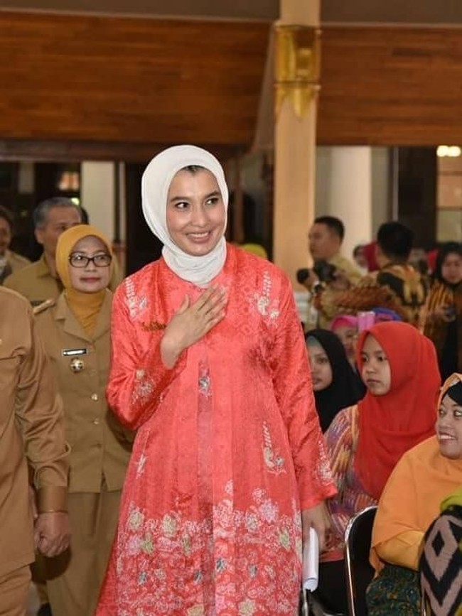 Selain Desy, selebriti yang sudah berkiprah di DPR adala Arzeti Bilbina Setyawan. Ia dilantik jadi anggota DPR-RI sebagai Pejabat Antar Waktu (PAW) periode 2014-2019. Di bawah Partai Kebangkitan Bangsa (PKB) ia menggantikan posisi Imam Nahrawi yang saat itu terpilih jadi Menteri Pemuda dan Olahraga Kabinet Kerja. (Foto: Instagram)