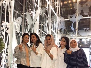 Jadi Caleg PDIP, Krisdayanti Salam Metal Bareng Puti Soekarno