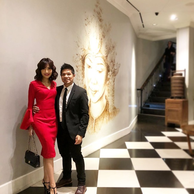 Puteri Indonesia 2004 Artika Sari Devi menikah dengan musisi Ibrahim Imran, atau biasa disapa Baim pada 23 Agustus 2008. Hampir 10 tahun menikah, keduanya masih tetap mesra.Foto: Dok. Instagram