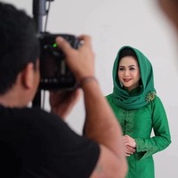 Sundari Soekotjo dikenal sebagai penyanyi keroncong Indonesia. Belum lama ini ia memutuskan berhijab dan menjadi kader PKB. Kabarnya ia pun siap berlaga di Pileg 2019. (Foto: Instagram)