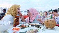 Wanita berusia 26 tahun ini ternyata masih manja. Meskipun sudah memiliki dua anak ternyata Poppy masih suka disuapi sang mama.  Foto: Instagram @poppybungariphat
