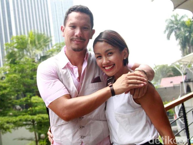 Melanie Putria yang menyandang gelar Puteri Indonesia 2002, menikah dengan musisi Angga Puradiredja pada 7 Maret 2010. Angga merupakan vokalis grup band Maliq n Dessentials. Melanie dan Angga dikaruniai satu orang anak. Foto: Dok. Instagram