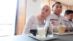 Poppy Bunga Selalu Pamer Kemesraan dengan Keluarga Saat Kulineran