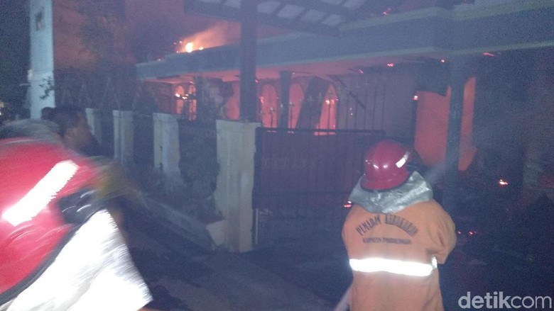 Rumah Pengusaha Kayu Terbakar, Sumber Api Masih Diselidiki Rumah Pengusaha Kayu Terbakar, Sumber Api Masih Diselidiki