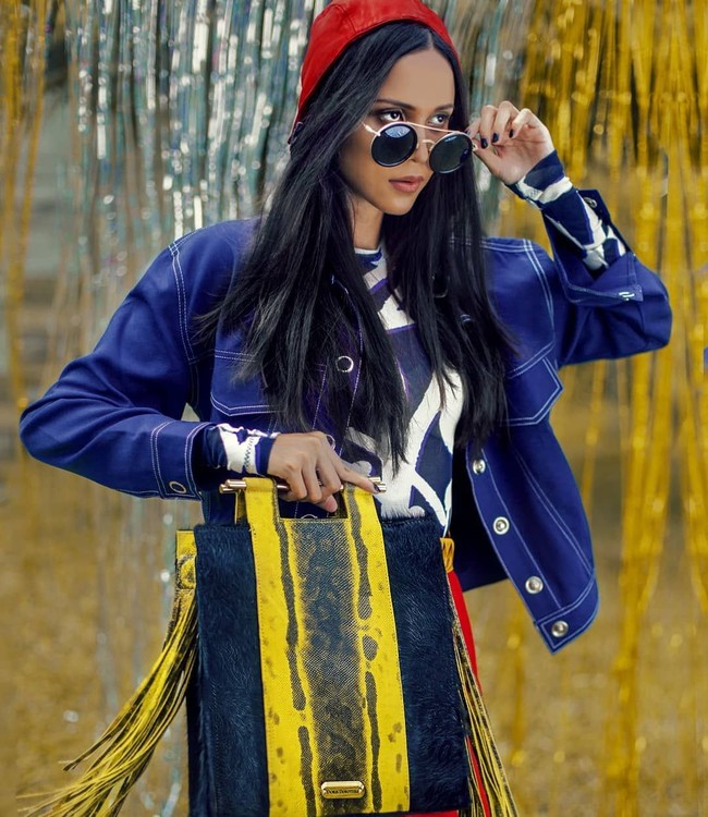 Dunia modeling sebenarnya bukan sesuatu yang baru bagi perempuan 22 tahun ini. Sosoknya sudah sering menghiasi di berbagai halaman majalah mode Tanah Air sebagai model. (Foto: Instagram/@ikobustomi)