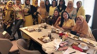 Ada banyak momen seru Iis bersama teman-temannya di Instagram. Yang satu ini bersama geng Arisan Ceger. Ada Krisdayanti dan Yuni Shara yang kompak makan bareng. Foto: Instagram @isdadahlia