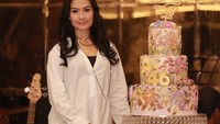 Ulang tahun Iis Dahlia yang ke-46 begitu meriah. Ia dihadiahi kue cantik bertema floral setinggi 4 tingkat. Cantik ya? Foto: Instagram @isdadahlia