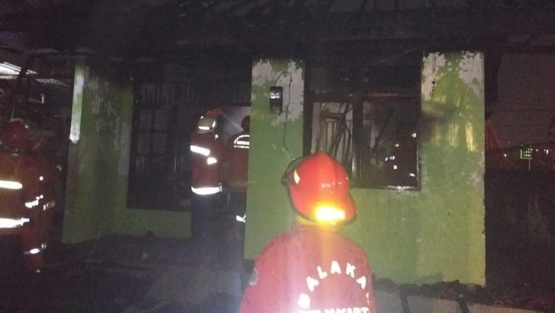 Anak Main Lilin Saat Mati Lampu, Satu Rumah di Jaktim Terbakar Anak Main Lilin Saat Mati Lampu, Satu Rumah di Jaktim Terbakar