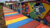 Selain dicat warna warni dinding tembok juga dibuat mural. 