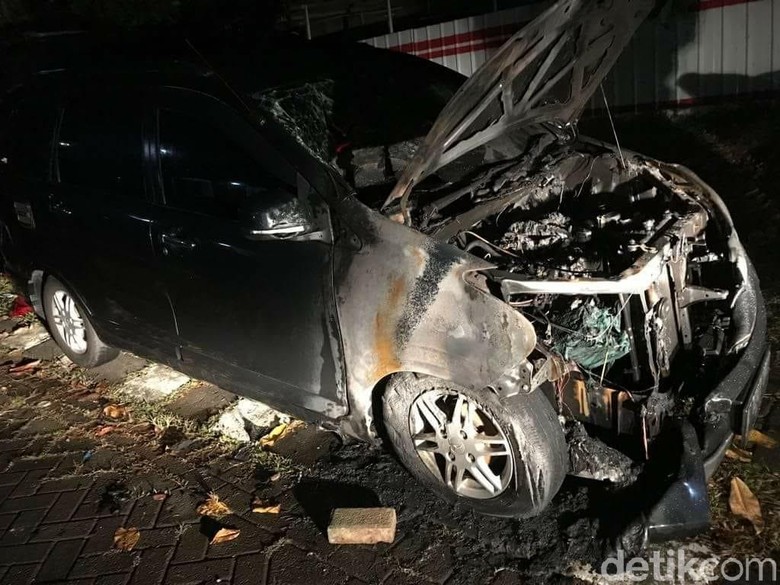  Mobil  MPV Neno Warisman Terbakar di  Depan  Rumah 