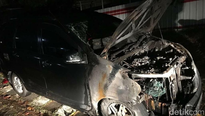 Foto: Mobil Neno terbakar (ist) Foto: Mobil Neno terbakar (ist)