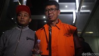 Dalam OTT yang dilakukan di Lapas Sukamiskin itu, KPK menemukan fasilitas sel yang cukup mewah. Ada sel di Lapas Sukamiskin yang dilengkapi dengan mesin pendingin udara (AC), kulkas, dan televisi.