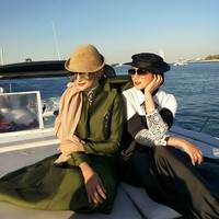 Bersiap untuk pemotretan di atas perahu cepat. Keduanya tampil kompak dengan busana glamor bergaya 1980-an. (Foto: Instagram/@inekekoesherawati)