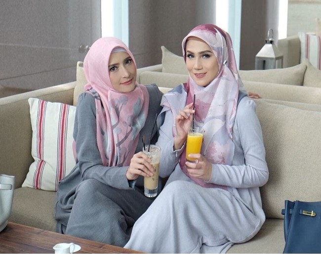 Sebelum diamankan KPK hari ini (21/08/2018), Inneke Koesherawati aktif mengembangkan bisnis hijab bersama sahabatnya Marini Zumarnis. Bisnis hijab motif memang sedang menjamur di kalangan selebriti.  Foto: Instagram Inneke Koesherawati
