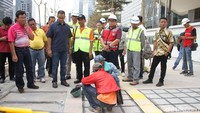 Dia ingin memastikan bagaimana proses pengerjaan trotoar itu.