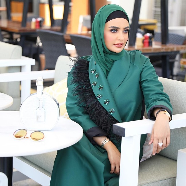 Banyak netizen yang kemudian meninggalkan komentar di Instagram dan juga Twitter. Ini adalah hak asasi manusia paling dasar. Mengapa kamu sendiri tidak bekerja tujuh hari seminggu dan memberikan paspormu kepada bos? Di mana rasa kemanusiaanmu?, tulis seorang komentator. Foto: Instagram @sondos_aq