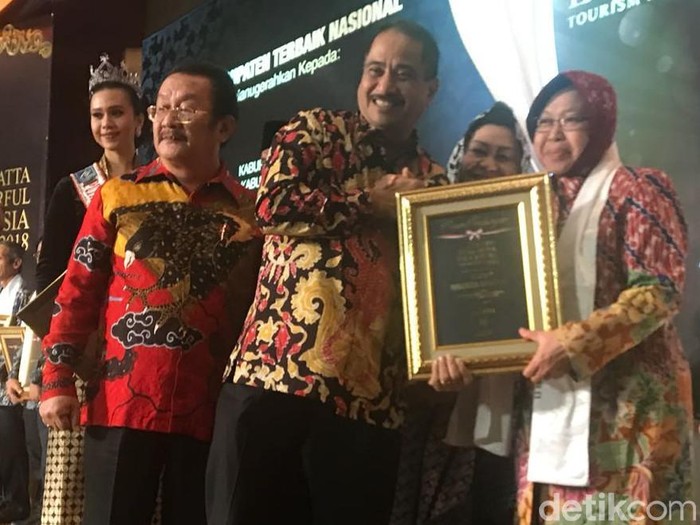 Risma terima penghargaan Yokatta Wonderful Indonesia Tourism Awards 2018