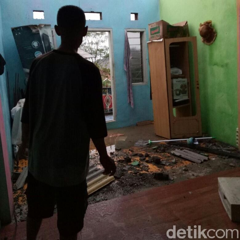 Hujan Es Disertai Angin Kencang Rusak Rumah di Bandung Hujan Es Disertai Angin Kencang Rusak Rumah di Bandung