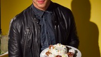 Memegang sepiring cupcake, ini senyum manis Nick kala mendapat kejutan ulang tahun. Foto: Instagram nickjonas