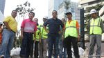 Gaya Anies Tinjau Revitalisasi Trotoar di Sudirman-Thamrin