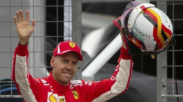 Sebastian Vettel kesulitan menyalip duo Mercedes.