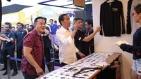 Usai menyaksikan White Shoes & the Couples Company, Joko Widodo berpindah ke booth yang menjual kaos di We The Fest 2018. Foto: Asep Syaifullah