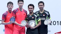 Keduanya juga sempat berfoto bersama pasangan China Ou Xuanyi/Xiangyu Ren.  Dok. Humas PBSI.