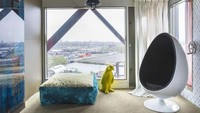 Terletak di salah satu tempat paling tidak biasa yang pernah terpikir untuk menemukan hotel, Crane Hotel Faralda di Amsterdam dibangun di dalam bangau. Setelah menjadi barang rongsokan, sekarang ini adalah permata tersembunyi di Amsterdam yang menawarkan pengalaman tidur sensasional, dengan total tiga suite hotel mewah dan jacuzzi di bagian atas. Istimewa/luxatic.