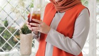 Meski sudah menjadi ibu dari 4 orang anak, Adelia tetap tampil menawan ketika menikmati es teh manis dingin. Foto: Instagram @adeliapasha