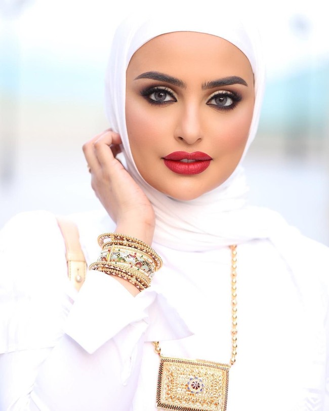 Lebih parahnya mereka dapat libur sehari setiap minggu. Apa yang tersisa? Jujur dengan kontrak baru ini, aku tidak mau menerima pembantu Filipina. Dia hanya bekerja enam hari seminggu dan mendapat empat hari libur setiap bulan, tambah selebgram dengan lebih dari 2 juta pengikut itu. Foto: Instagram @sondos_aq